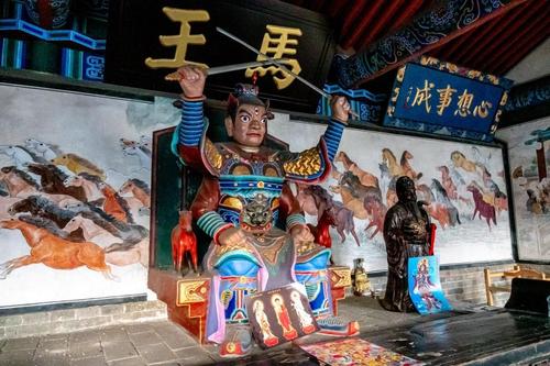 关羽在三国里厉害么,三国演义关羽真的武功天下无敌吗