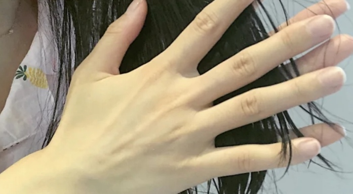 怎么让头发变粗硬发质,粗硬头发和细软头发对比