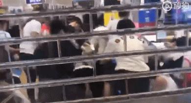 昨天，大型“丧尸”电影，在优衣库真实上演