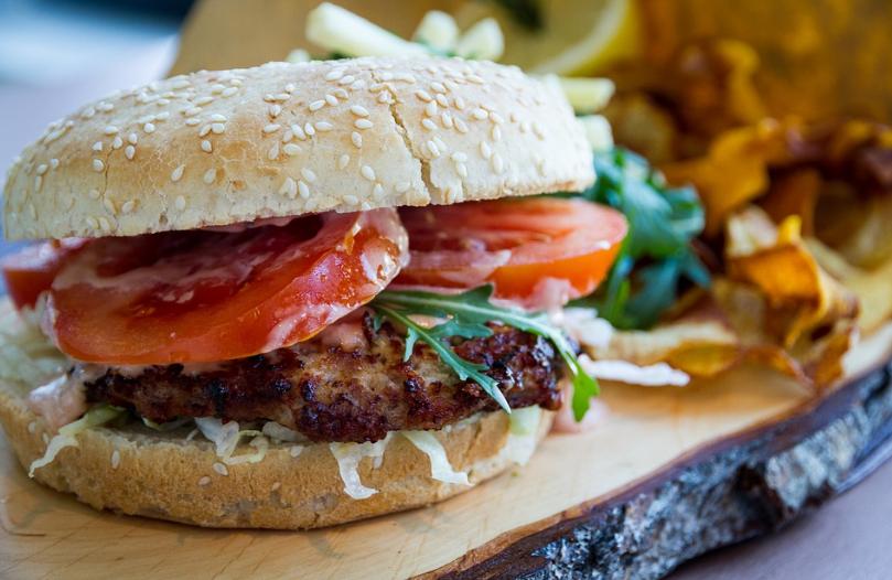 只因“汉堡病”，幼儿园106人食物中毒，医生：食物处理是关键