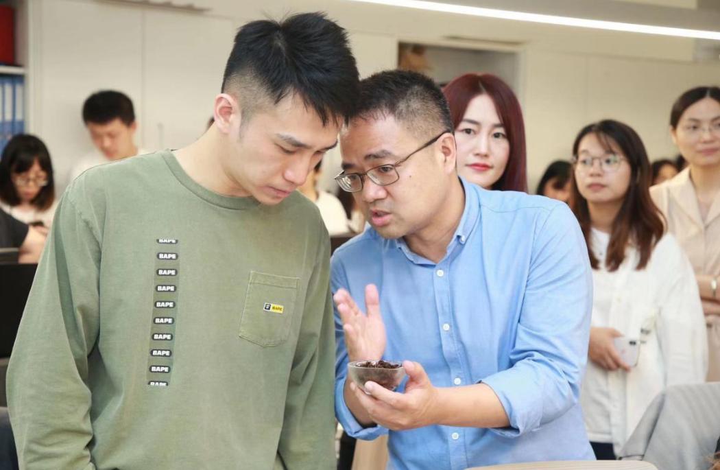 90后小伙卖奶茶创业身价过亿,一个正在创业的90后