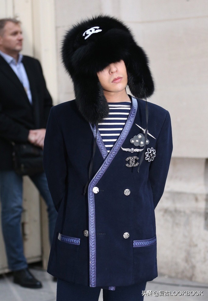 gd权志龙最新时尚排名,gd权志龙蓝色西装白匡威