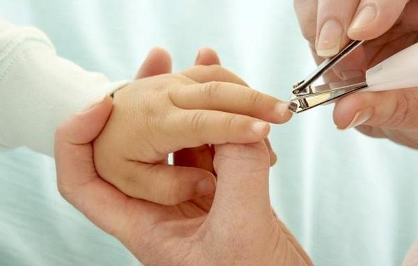 刚出生的宝宝剪指甲剪到肉怎么办,初生婴儿指甲抓破脸