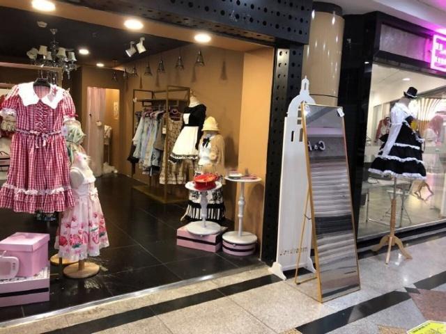 这种服装的实体店很奇怪，开在人迹罕至的大楼里，衣服还不让试穿