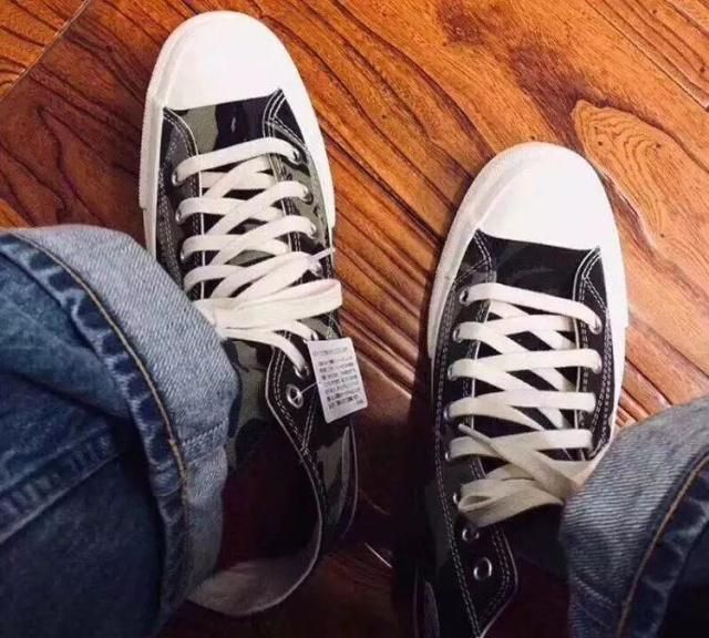 一双解构的帆布鞋,一双破烂的帆布鞋