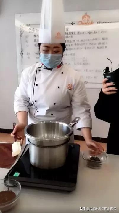 情人节为他做一顿浪漫大餐,情人节巧克力怎么做才显得有心意