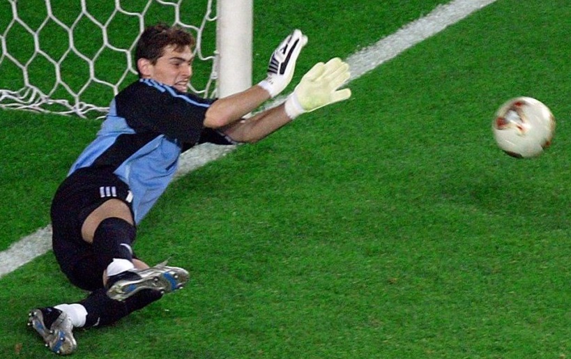 谁是现役足坛最成功的门将？前皇马队长西班牙门神卡西当仁不让