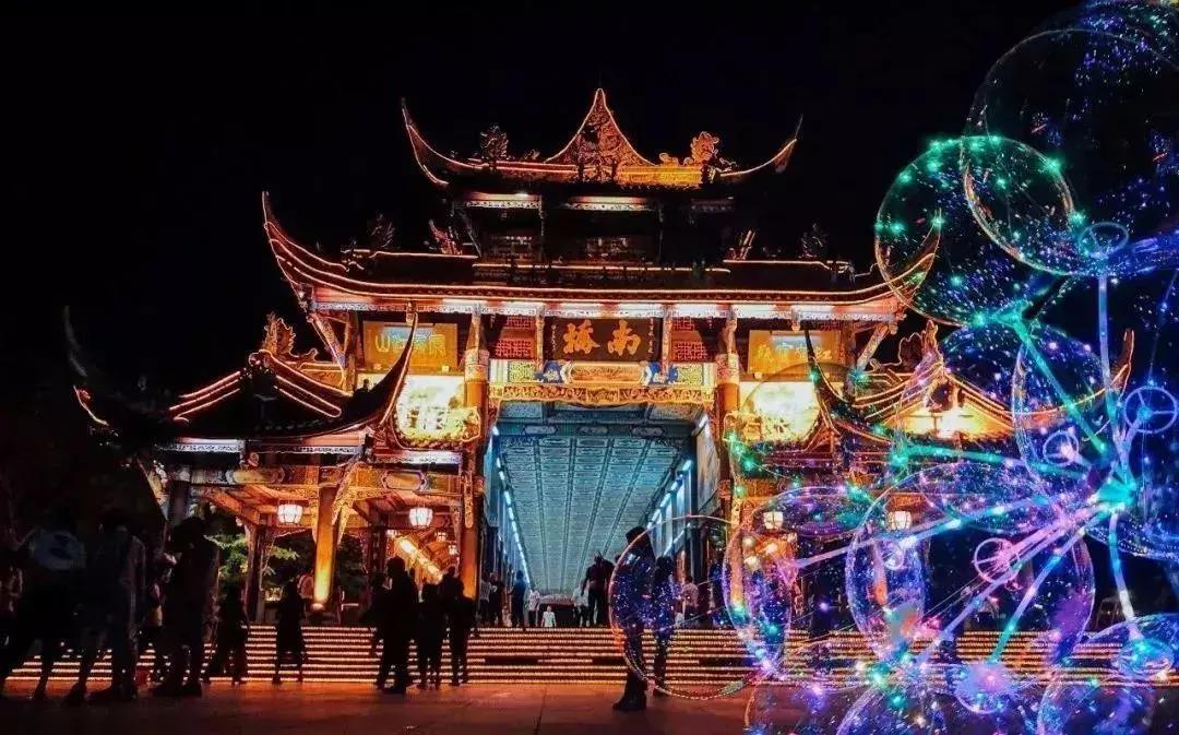 拒绝“人从众”！这个国庆必须到都江堰耍个“懒”，老街茶房、泥塑木作、古园书屋，快来享受你的小闲趣~