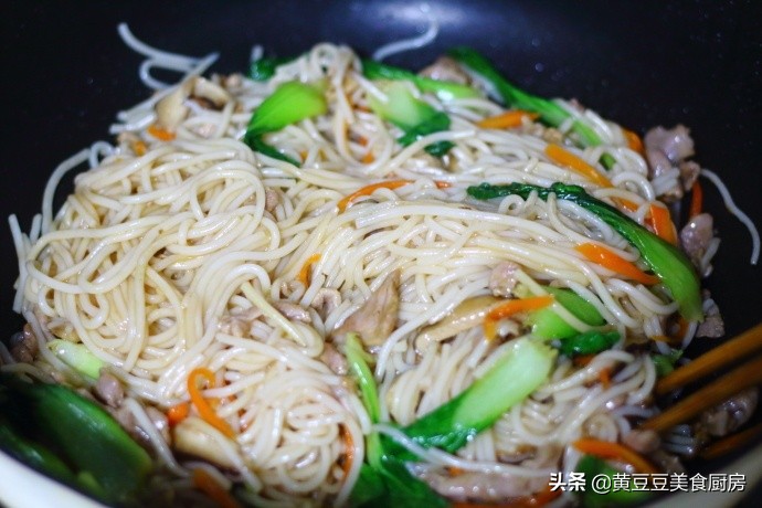 怎样炒米粉不粘锅好吃又简单,炒大锅米粉怎样才粘锅不会坨