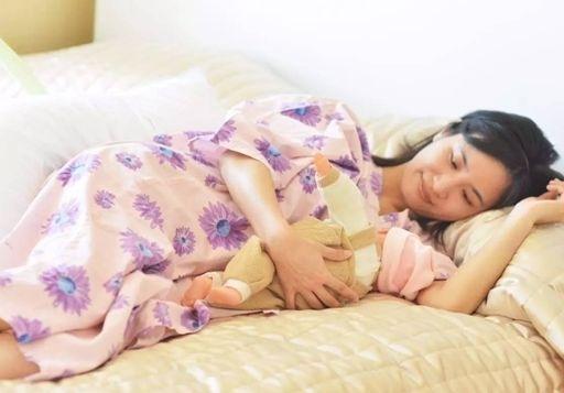 新生儿出生后，新妈妈怎样开奶比较好？宝宝第一口该吃什么呢？