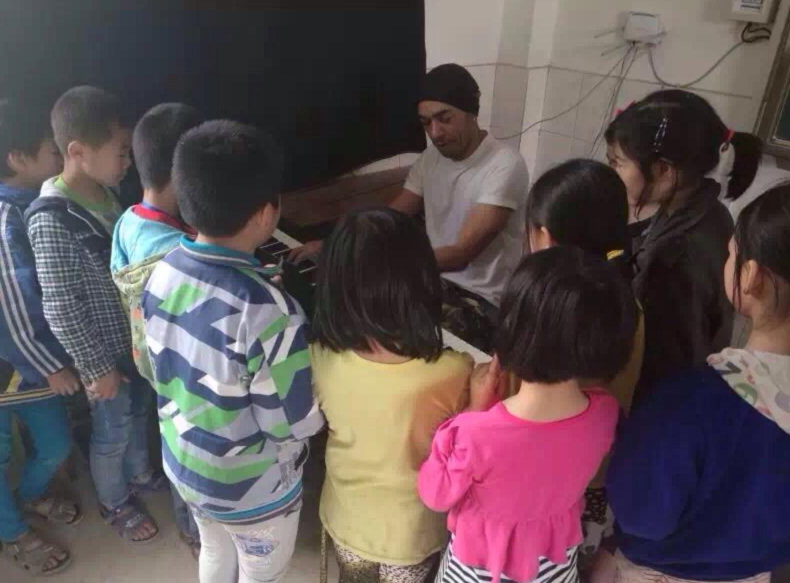 奥巴马的弟弟马克·奥巴马在中国:娶河南媳妇,学书法、唐诗,心怀美国,讨厌特朗普,舍不得离开中国