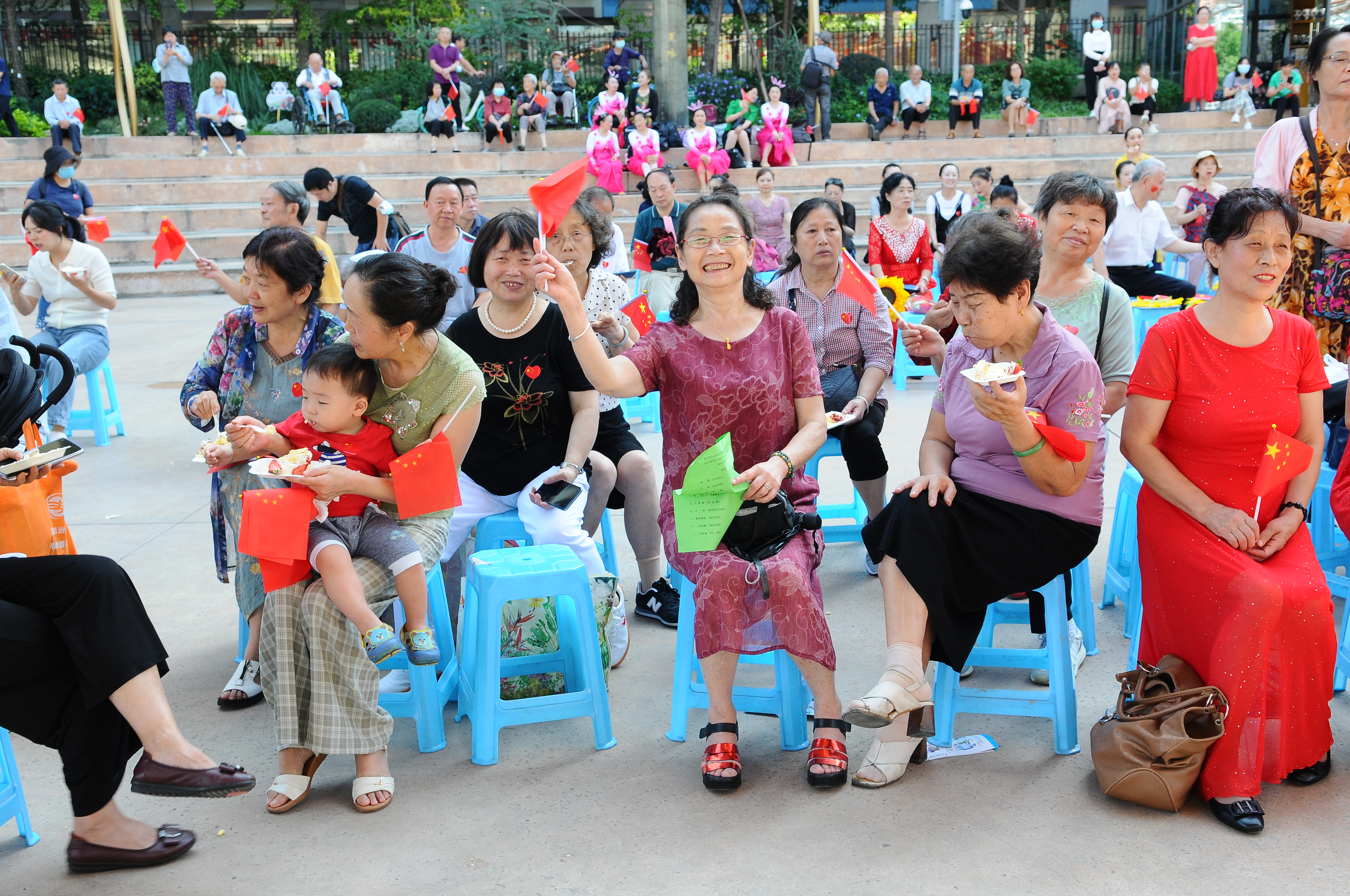 新生路社区：载歌载舞共贺祖国生日