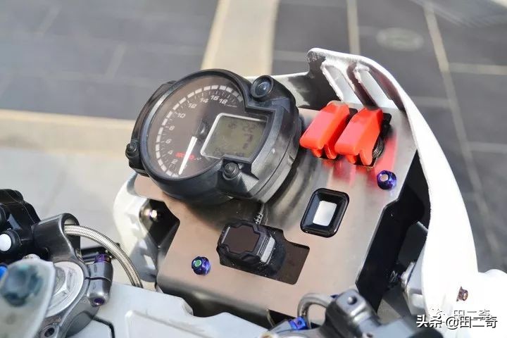 19款SYM新车发布,搭载ZXR400引擎,超炫涡*大轮**灯指纹启动