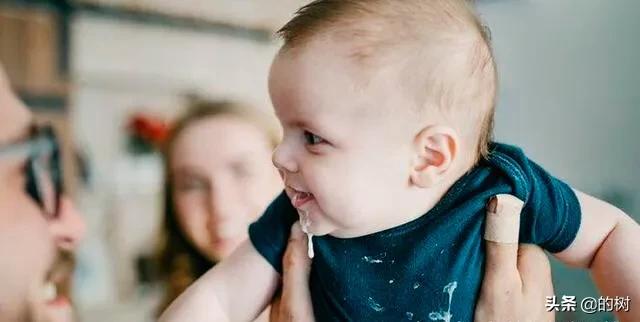 宝宝吐奶了怎么办3个办法解决,宝宝吐奶怎么解决最快最有效