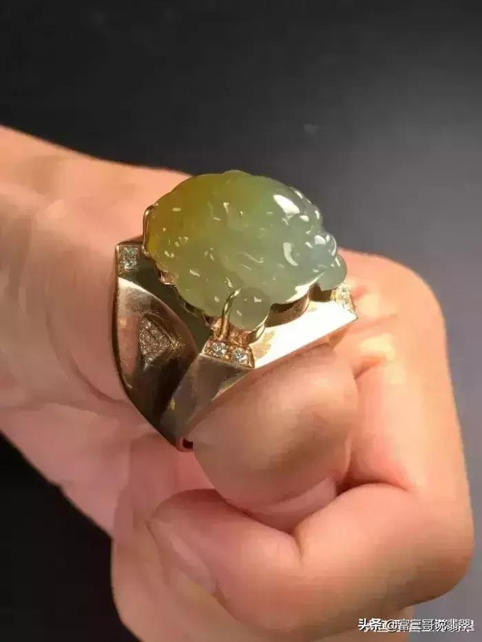 翡翠貔貅的正确佩戴方法,翡翠貔貅的正确佩戴方式