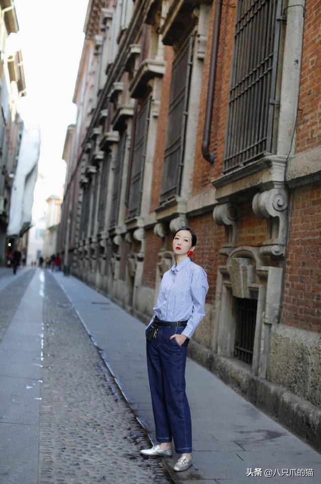韩雪自拍照真飒，单手插进裤兜，还把衬衫下摆塞下装，真会摆pose