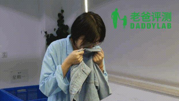 刚买的衣服有味道正常吗,新买的衣服有味道