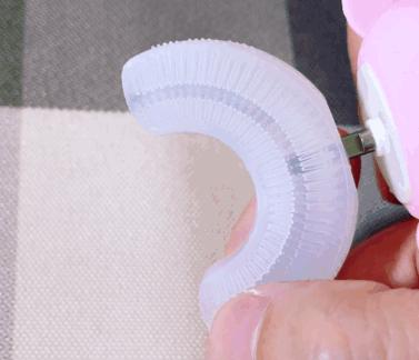 最近风很大的儿童U型牙刷，我劝你直接退出母婴产品界吧