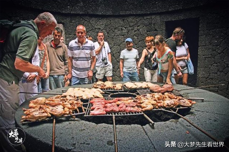 丢失尊严的火山，地下13米温度高达600℃，却被人当成火炉卖烧烤