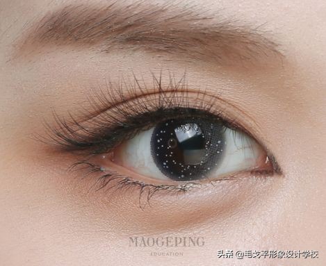 眼线一画上就晕染,眼线一画就成梯形