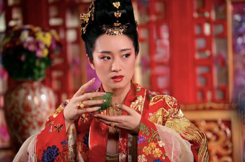 张艺谋到底有多宠刘浩存,刘浩存张艺谋悬崖之上采访