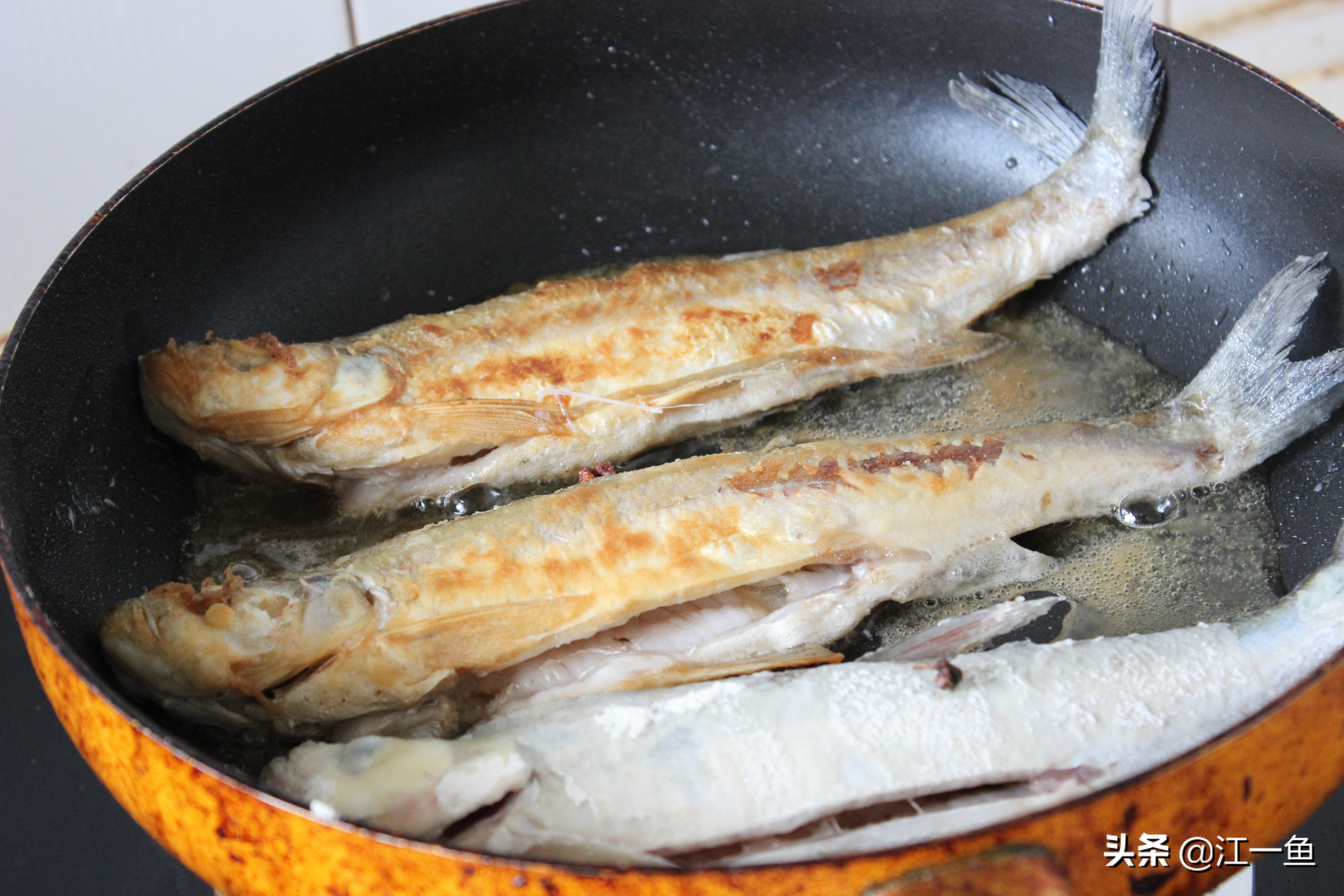 教你煎鱼技巧不掉皮又香酥,煎花鲢怎么不粘锅不掉皮