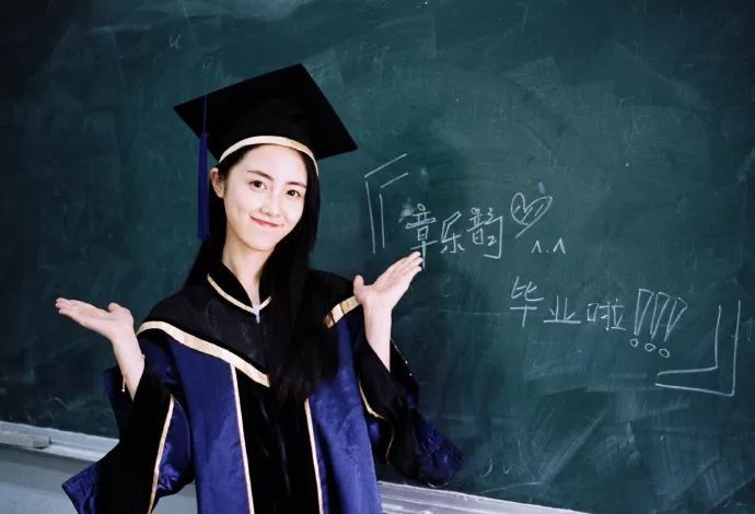 毕业季毕业照拍照姿势,毕业季来袭这些毕业照太硬核