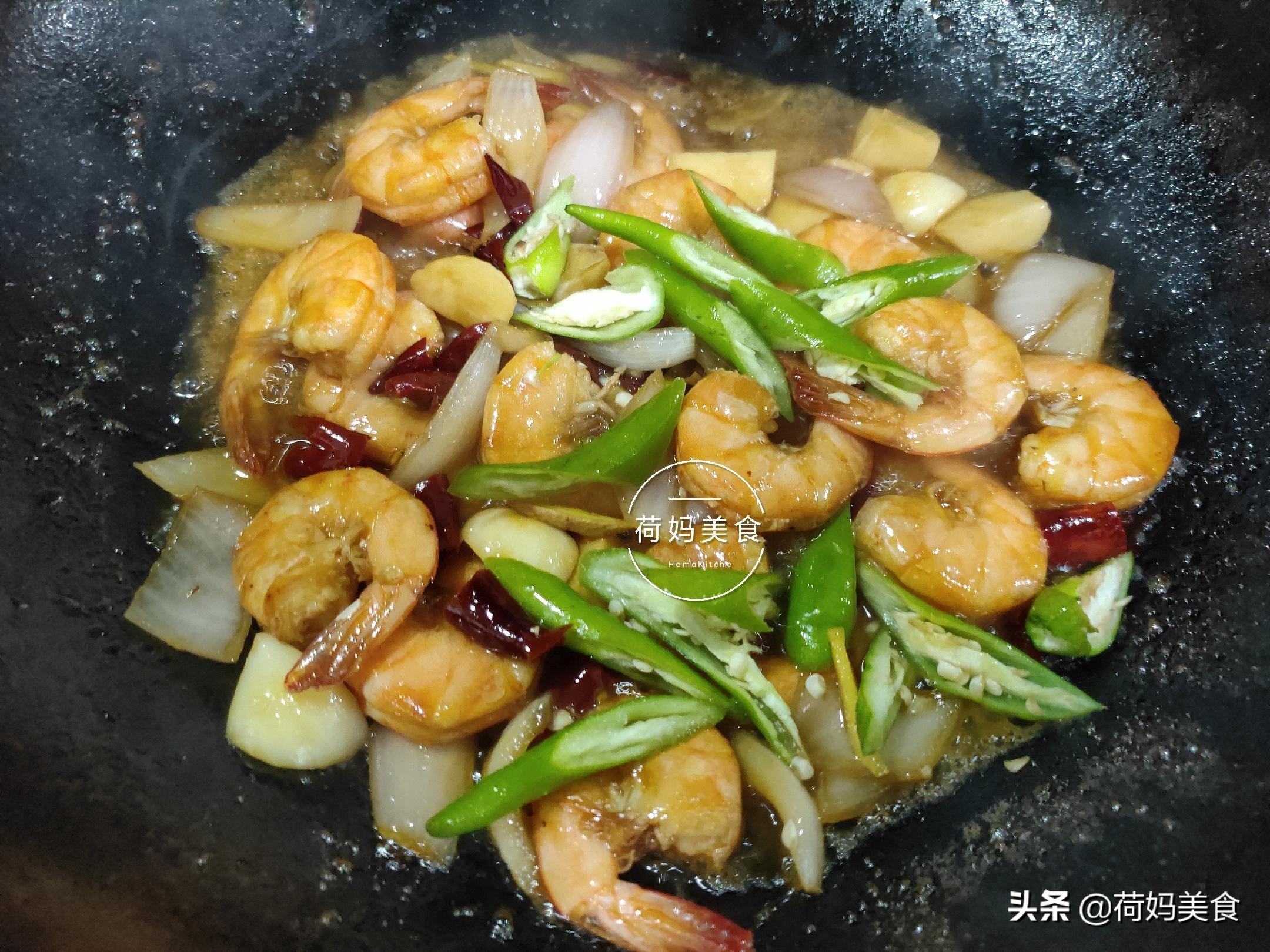 冻虾别再水煮了，加啤酒一焖，鲜香味美，好吃到吮指，一盘不够吃