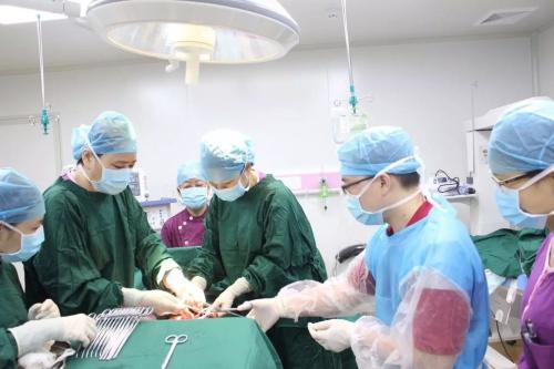 深夜产房:给植入性胎盘产妇接生,医生发现,胎盘碎在了子宫里