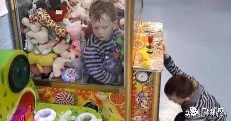 警惕|小女孩一不留神腿被卡，桂林消防巧手解围！