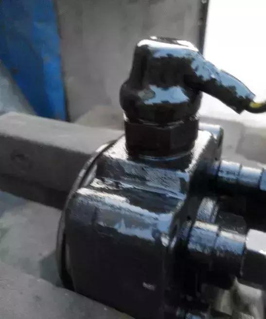 柴油发动机冒白烟启动不了,发动机尾气冒大量白烟加油无力