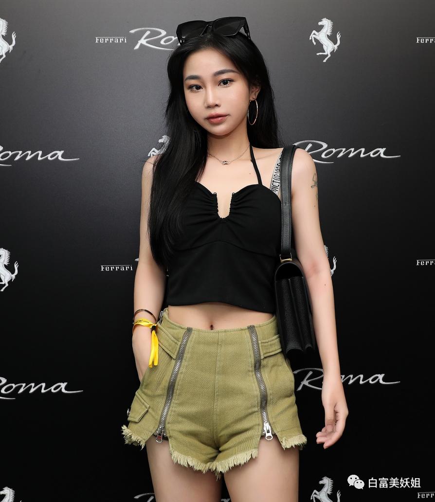 拜佛名媛翻车啦，背景被人扒底朝天