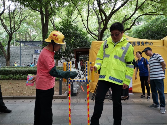 如何安全破窗,怎么紧急破窗逃生