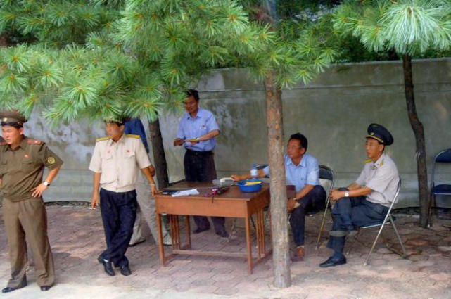 走进朝鲜看朝鲜生活简单安逸,走进朝鲜看看当地百姓的衣着打扮