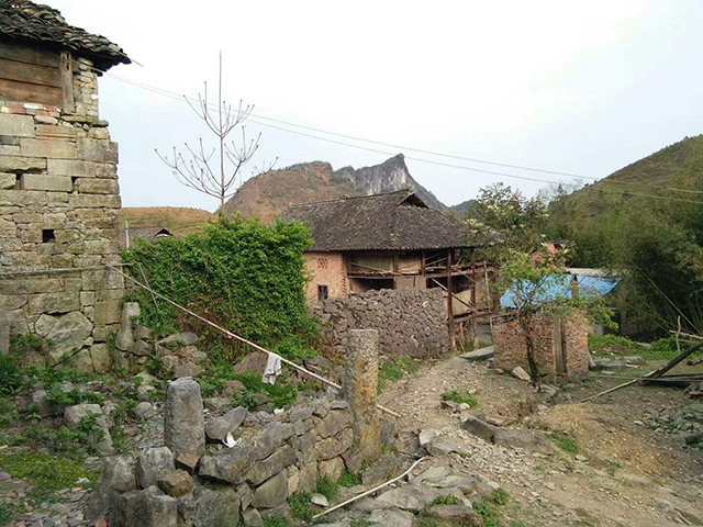 农民捡一破盆当烟灰缸用了3年,村民捡了价值三个亿的古董