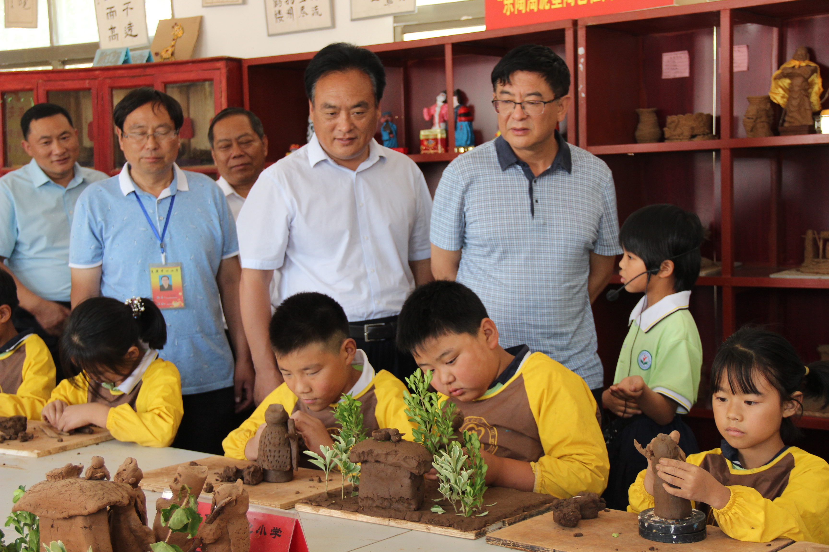 德育工作用三句歌词总结,赞美学校德育工作成绩的句子