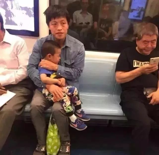 64岁陈道明偶遇84岁牛犇:不经意的动作,暴露了他真正的教养