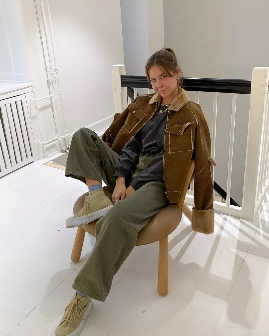 秋冬长款牛仔阔腿裤搭什么鞋好看,显瘦穿搭今年非常火的阔腿裤