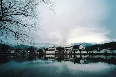 一下雨就变成了江南美景,一下雨黄山就成了徽州