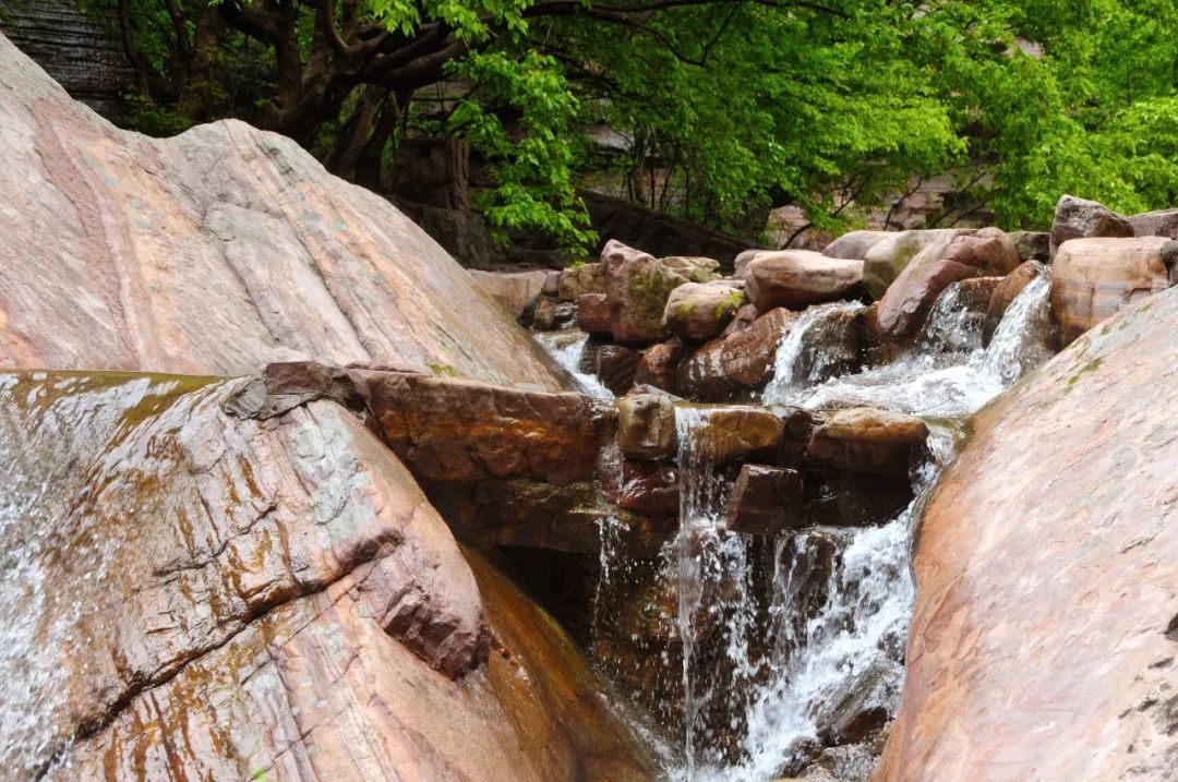 旅行遇到下雨只好呆在房间,下雨天最好的旅行方式