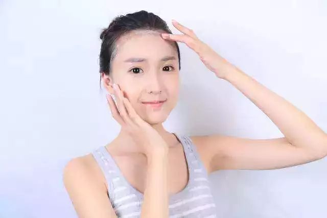 bb霜怎么涂抹脸上好看,怎么涂bb霜不干服帖