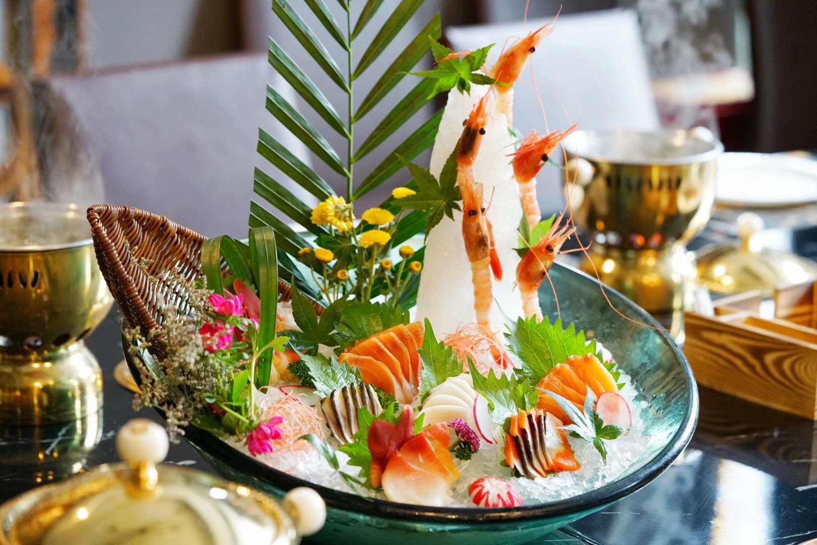 为了吃到自己心动的海鲜，这家粉丝投资了一个自助餐店