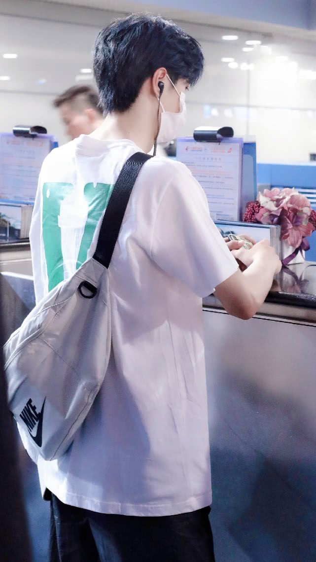 nike王一博穿搭,王一博nike加小香风穿搭