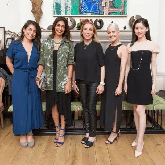 章泽天跟世界首富合影,章泽天从网红到最年轻富豪