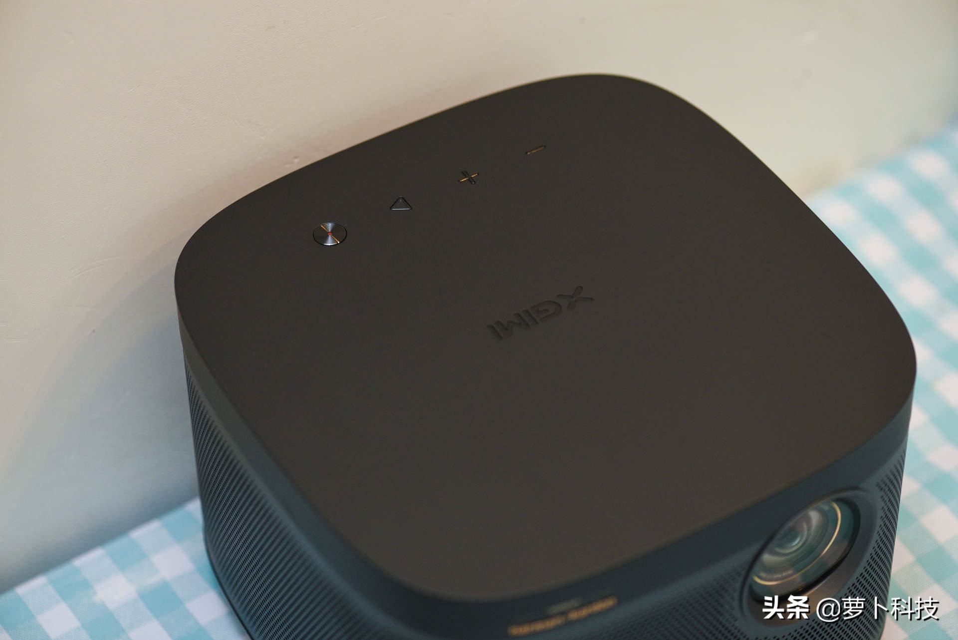 家用投影评测大眼橙,极米z8x用什么投影幕布比较好