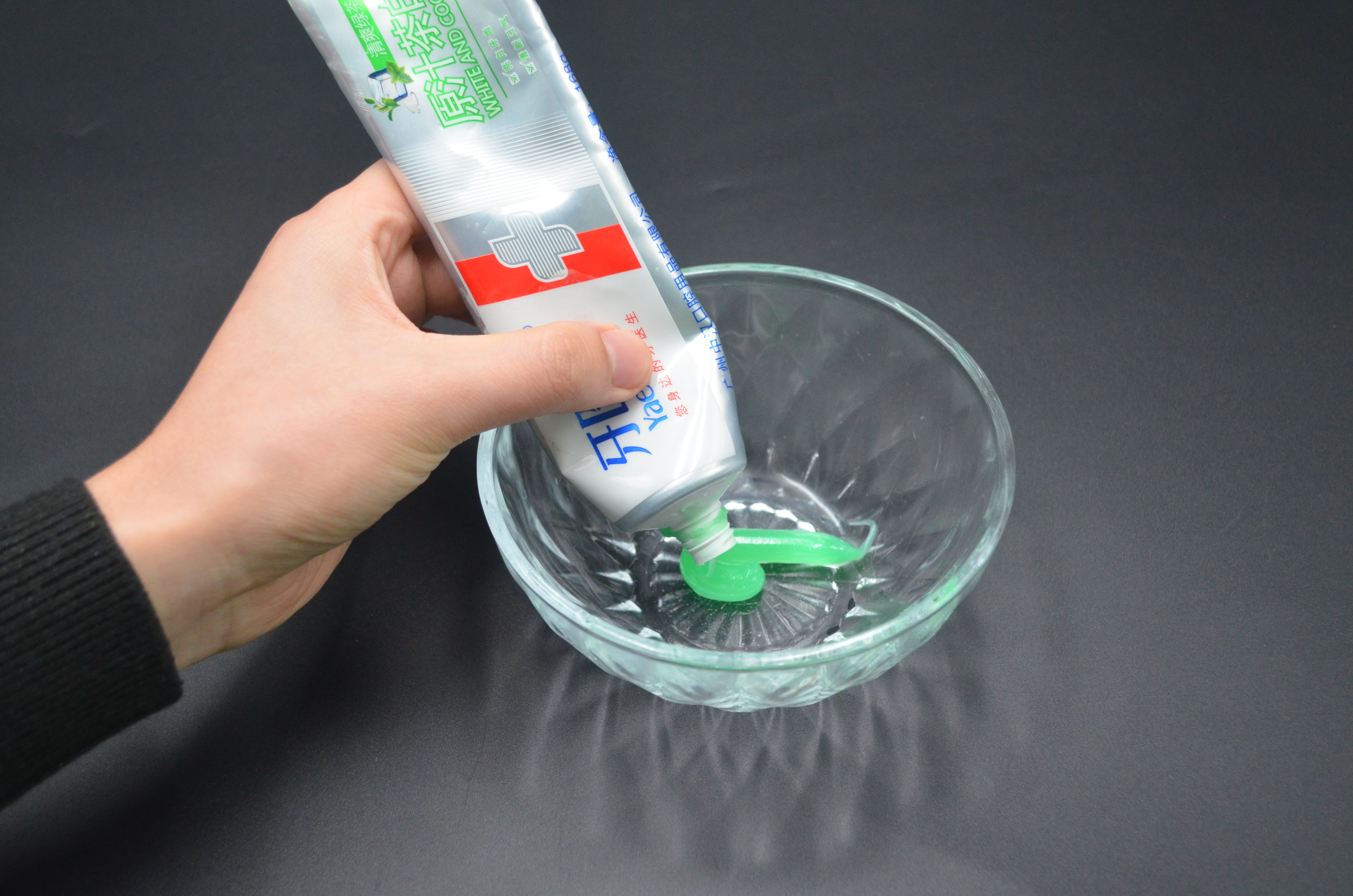 过年大扫除用这个擦玻璃很是方便,家里的玻璃脏了轻轻一擦就干净