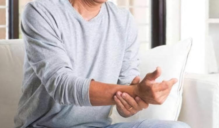 睡觉时手脚容易麻木是什么原因,睡觉有时手脚麻木是怎么回事