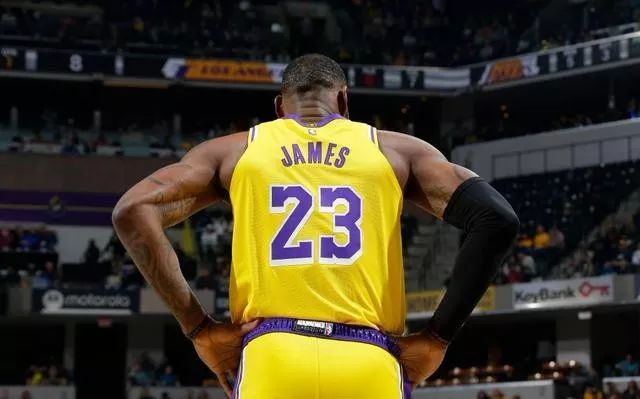 詹姆斯的传球意识到底有多强,35岁詹姆斯抢断湖人