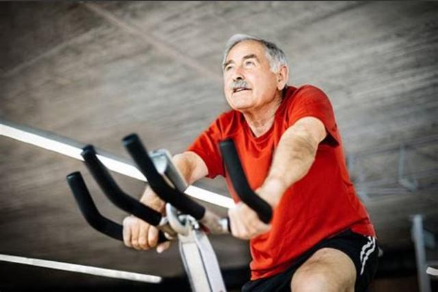 老人膝盖疼平时应怎么样康复锻炼,老年人膝盖后面肌肉疼痛怎么回事