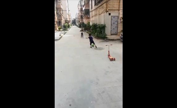 孩子爱踢球怎么鼓励他,孩子热爱运动